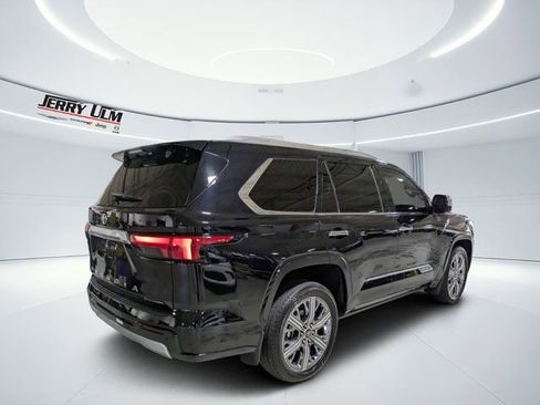 Used 2025 Toyota Sequoia Capstone AWD/4WD image 3