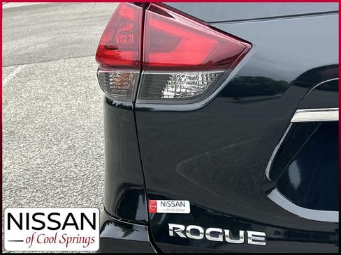 Used 2019 Nissan Rogue SV w/ Premium Package FWD image 12