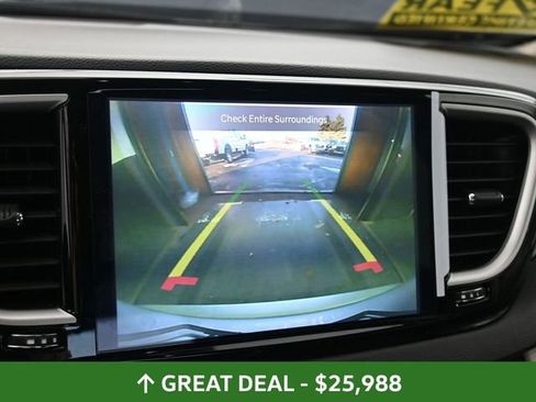 Used 2024 Chrysler Pacifica Touring-L image 30