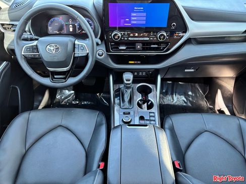 Certified 2025 Toyota Highlander Platinum AWD/4WD image 16