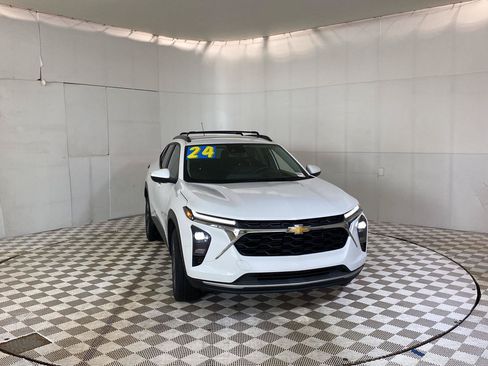 Used 2024 Chevrolet Trax LT w/ Driver Confidence Package FWD image 2