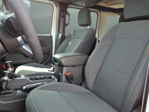 Used 2025 Jeep Wrangler Sahara image 16