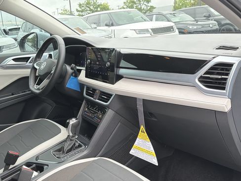 Used 2025 Volkswagen Taos SE FWD image 18