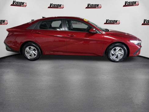 Certified 2025 Hyundai Elantra SE FWD image 4