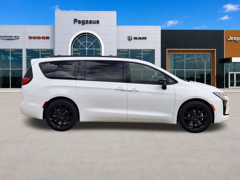 New 2027 Chrysler Pacifica Limited w/ Family Tech Group FWD image 7