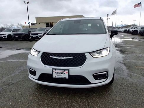 Certified 2024 Chrysler Pacifica Limited image 3