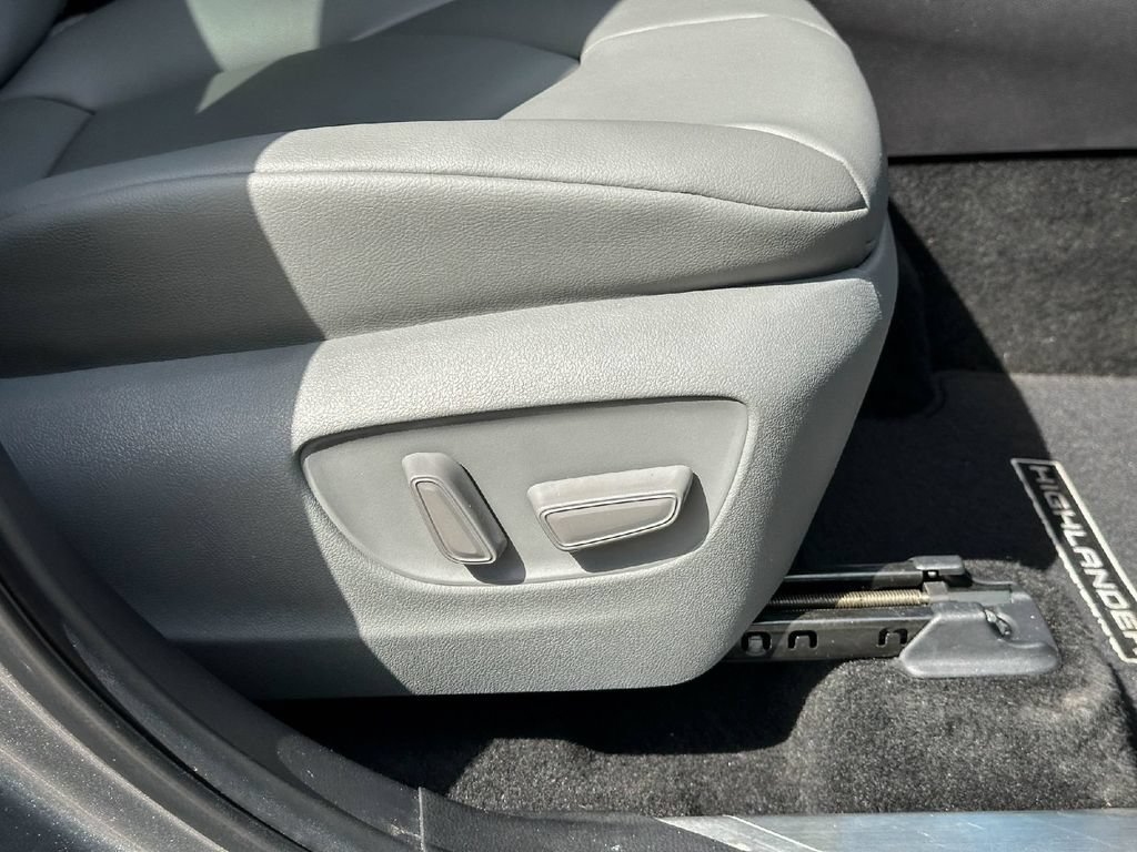 Certified 2025 Toyota Highlander XLE FWD image 28
