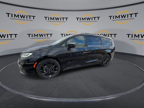 Used 2025 Chrysler Pacifica Limited image 5