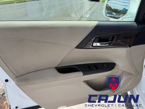 Used 2017 Honda Accord Touring image 8