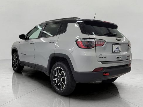 Used 2025 Jeep Compass Trailhawk AWD/4WD image 17
