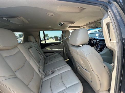 Used 2018 Cadillac Escalade ESV Premium Luxury AWD/4WD image 19