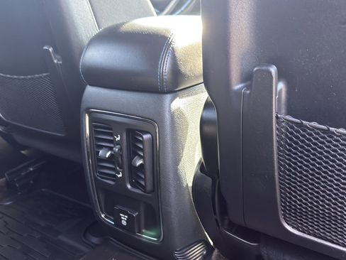 Used 2019 Jeep Grand Cherokee Laredo AWD/4WD image 29
