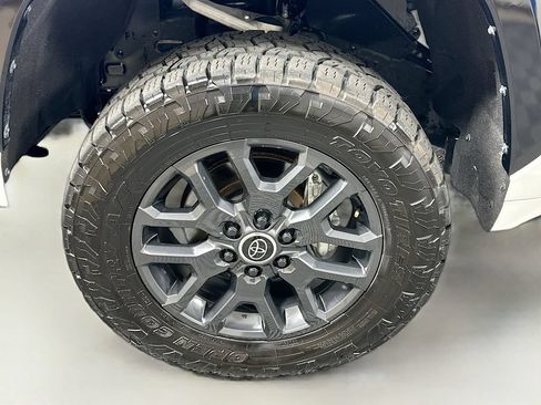 Used 2024 Toyota Tundra Platinum AWD/4WD image 31