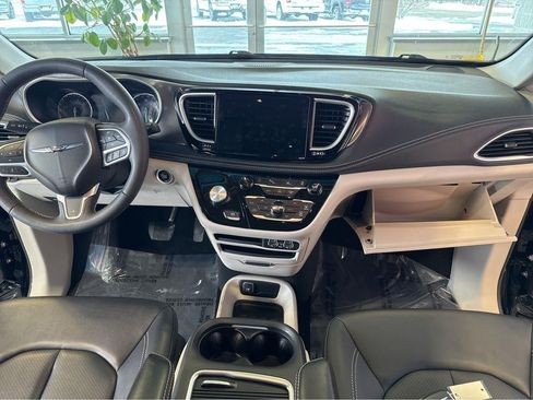 Used 2024 Chrysler Pacifica Touring-L AWD/4WD image 20