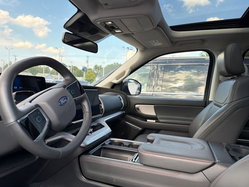 Used 2025 Ford Expedition Max Active AWD/4WD image 36