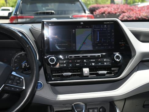 Used 2021 Toyota Highlander Platinum image 19