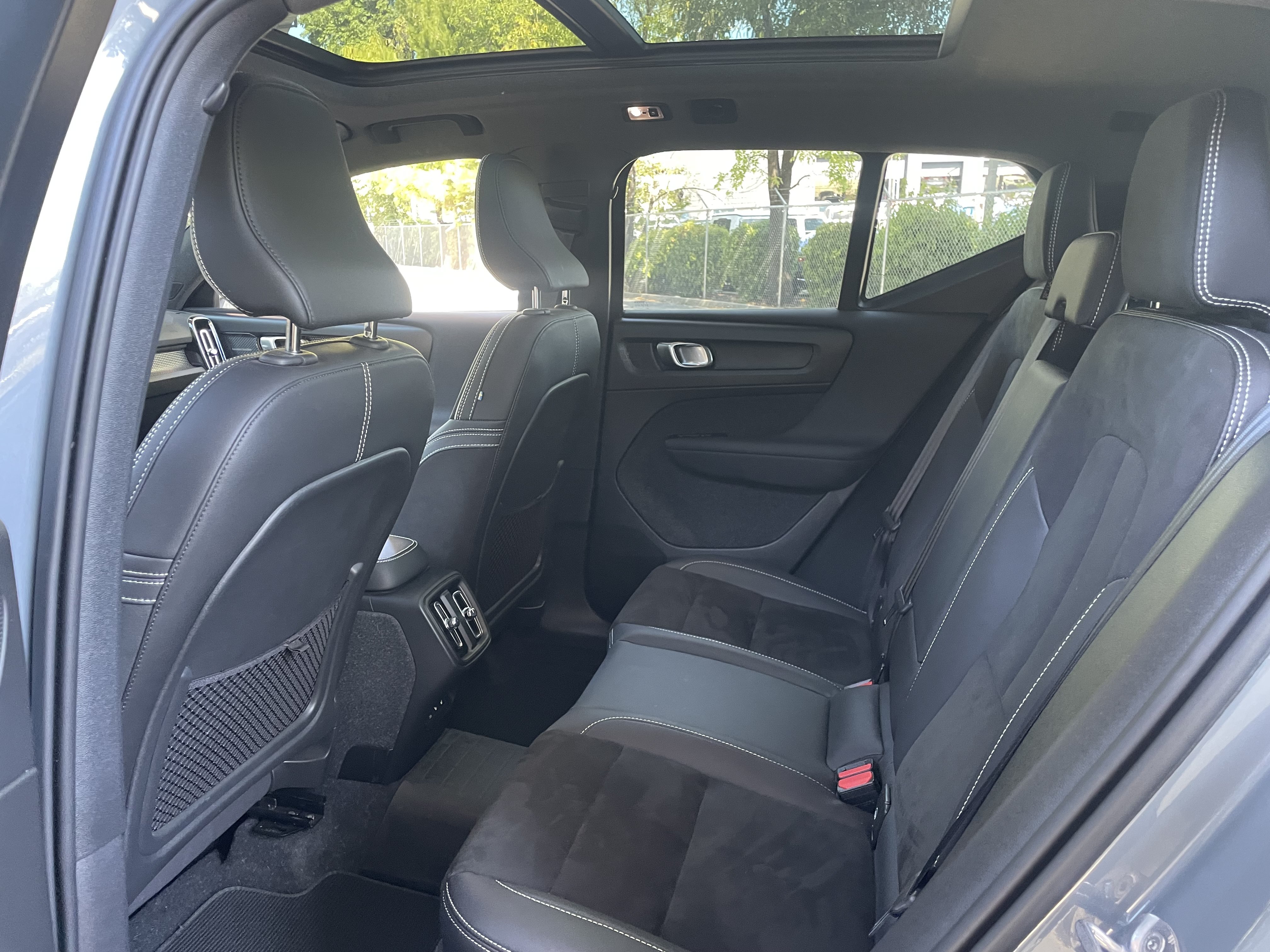 Used 2022 Volvo XC40 T5 R-Design w/ Advanced Package AWD/4WD image 17