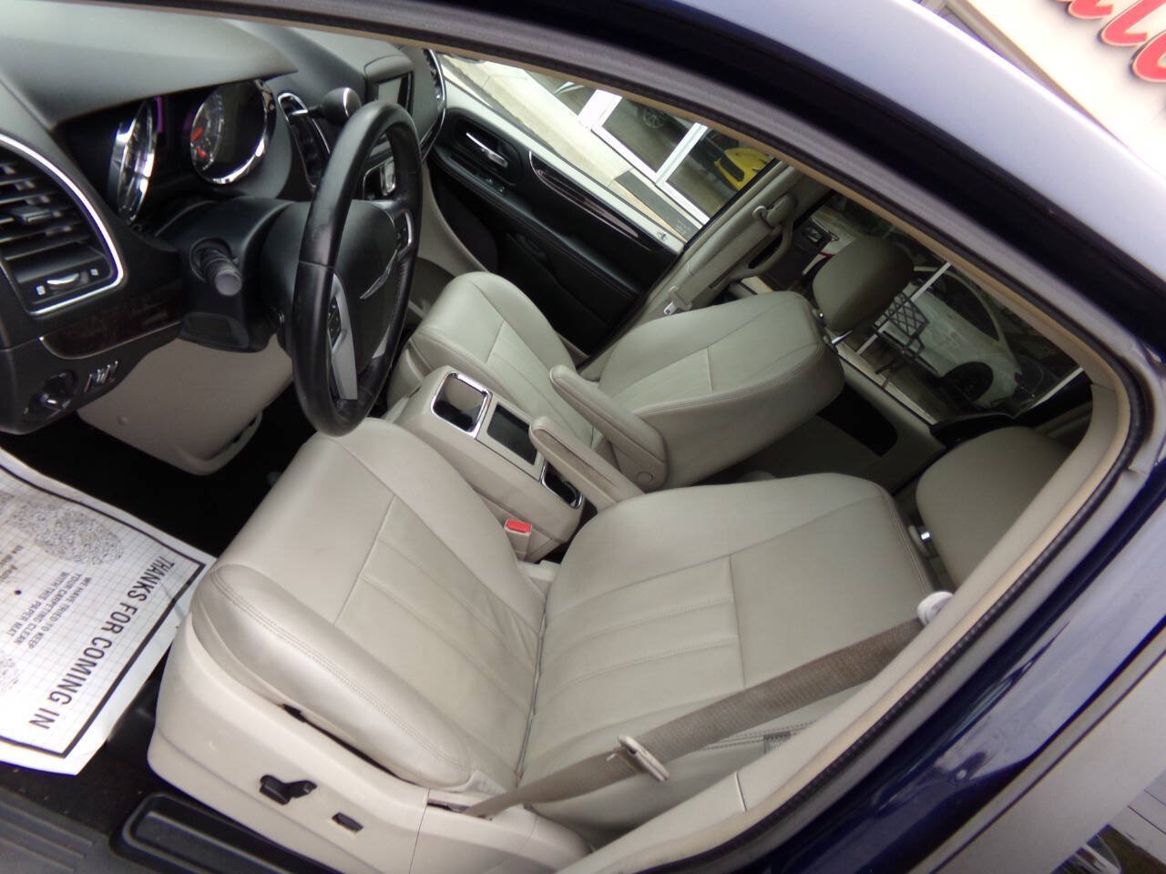 Used 2013 Chrysler Town & Country Touring FWD image 11