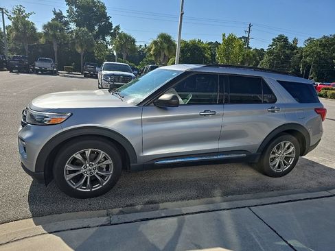Used 2023 Ford Explorer XLT w/ Equipment Group 202A RWD image 4