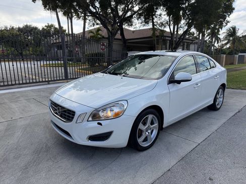 Used 2013 Volvo S60 T5 image 2
