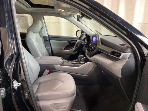 Certified 2023 Toyota Highlander XLE AWD/4WD image 12