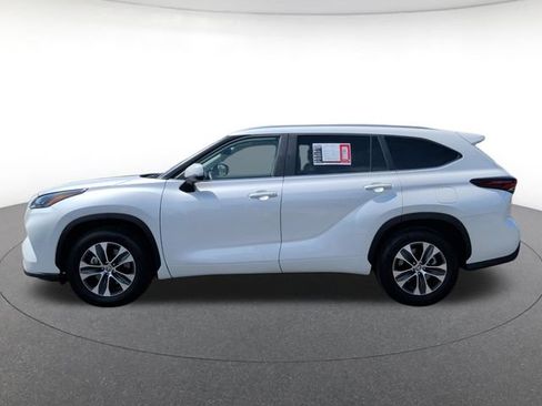 Used 2025 Toyota Highlander XLE FWD image 3