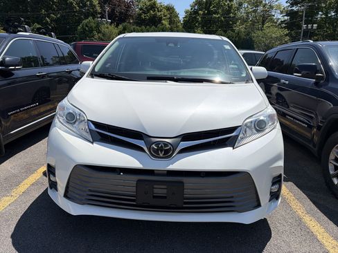 Used 2020 Toyota Sienna XLE w/ XLE Navigation Package AWD/4WD image 3