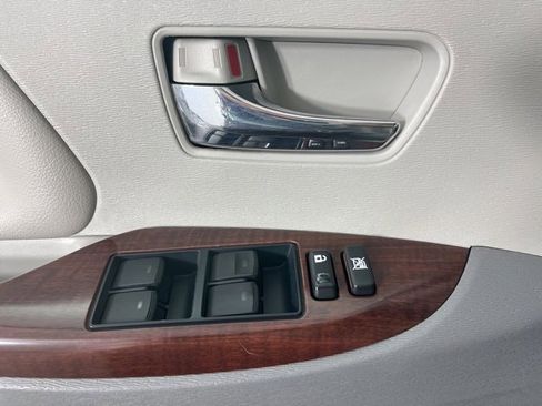 Used 2013 Toyota Sienna XLE image 27