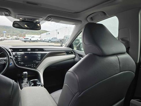 Used 2020 Toyota Camry XLE w/ Sunroof Package image 14