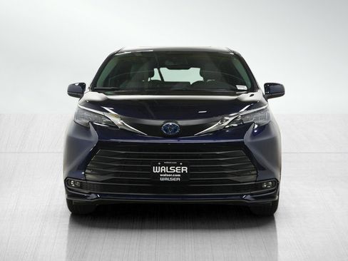 Used 2025 Toyota Sienna XLE AWD/4WD image 8