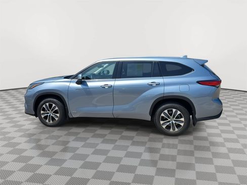 Used 2021 Toyota Highlander XLE AWD/4WD image 8