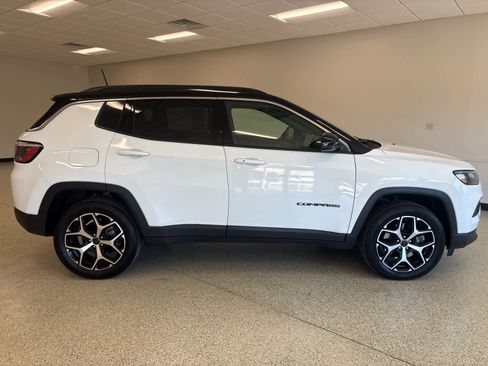 Used 2025 Jeep Compass Limited AWD/4WD image 5