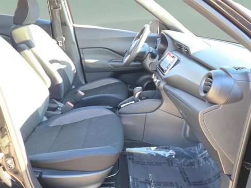 Used 2018 Nissan Kicks S image 19