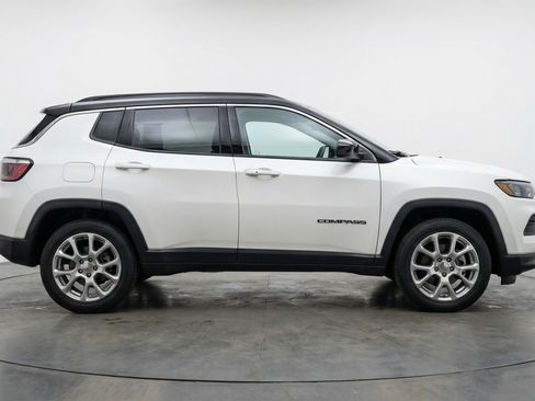 Used 2025 Jeep Compass Limited image 11