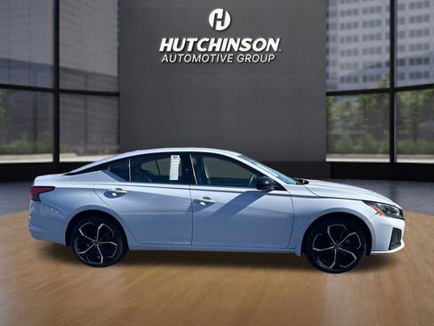 Used 2025 Nissan Altima 2.5 SR image 2