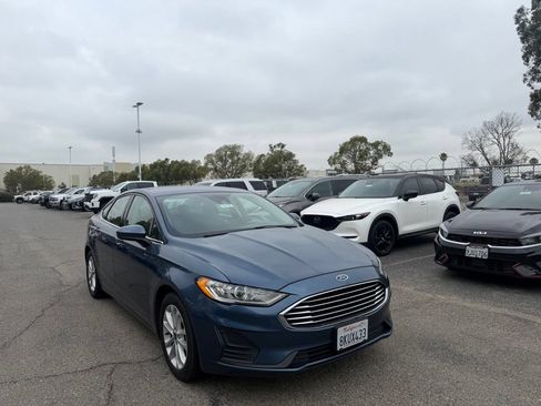 Used 2019 Ford Fusion SE FWD image 2