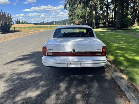 Used 1994 Lincoln Town Car Executive RWD image 4