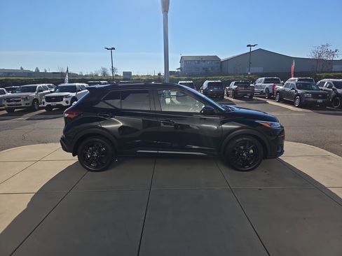 Used 2023 Nissan Kicks SR w/ SR Premium Package image 6