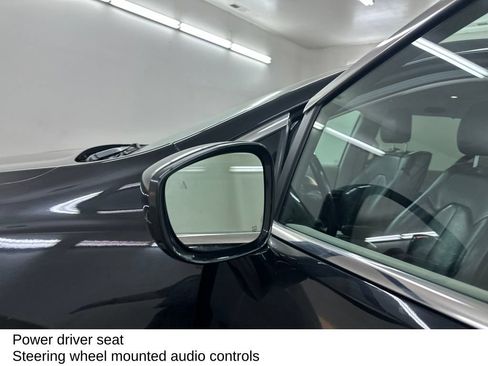 Used 2017 Chrysler Pacifica Touring-L Plus FWD image 18