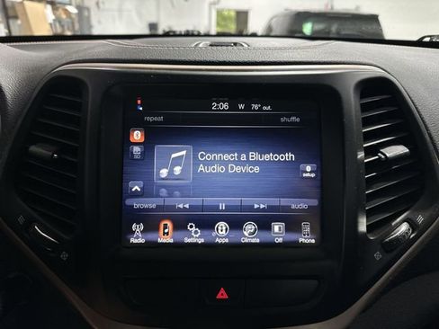 Used 2017 Jeep Cherokee Latitude AWD/4WD image 30