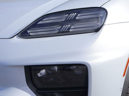 Certified 2025 Porsche Macan 4 Electric AWD/4WD image 13