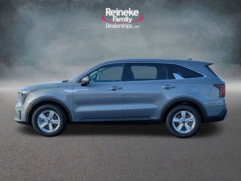 Used 2025 Kia Sorento LX image 9