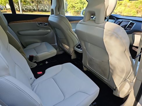 Used 2021 Volvo XC90 T6 Momentum image 11