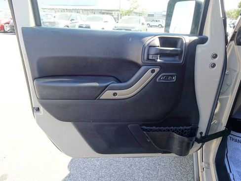 Used 2016 Jeep Wrangler Unlimited Sahara image 12