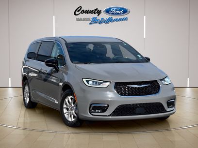 Used 2025 Chrysler Pacifica Select