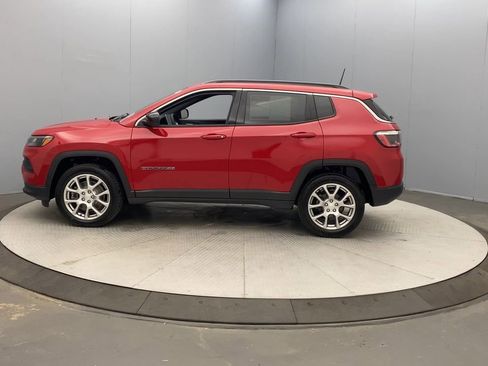 Used 2023 Jeep Compass Latitude AWD/4WD image 2