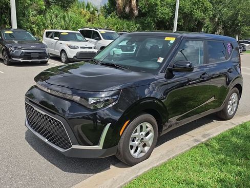Certified 2025 Kia Soul LX w/ LX Technology Package FWD image 3