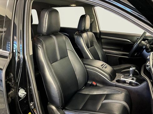 Used 2018 Toyota Highlander SE image 31