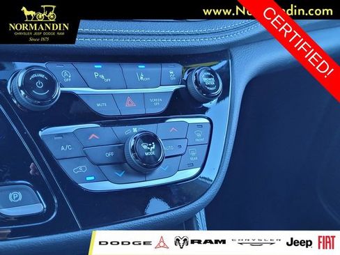 Certified 2025 Chrysler Pacifica Limited FWD image 11