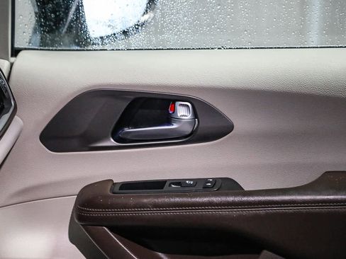 Used 2019 Chrysler Pacifica Touring image 22